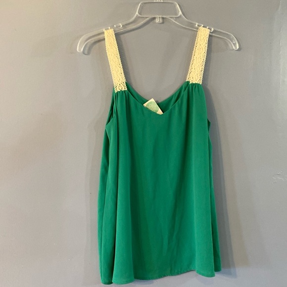 Collective Concepts NWT Size Small Crochet Straps Green Top - Picture 2 of 7